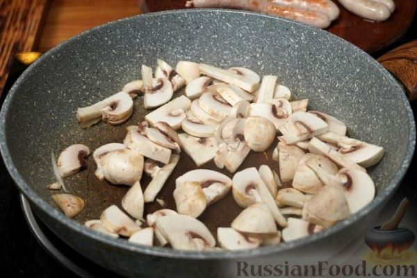 Солянка из капусты с колбасками и грибами