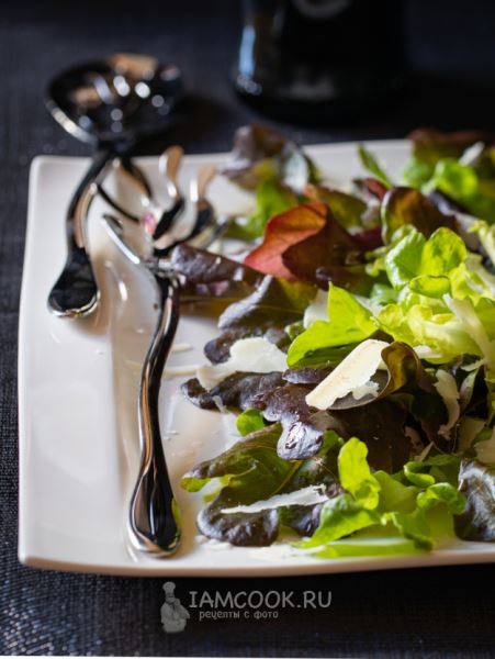 Салат с жареным беконом и листьями салата