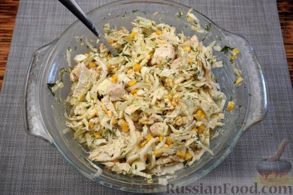 Салат с курицей, пекинской капустой и кукурузой