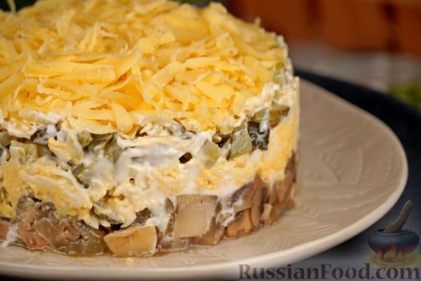 Слоёный салат с шампиньонами, маринованными огурцами и сыром