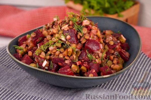 Салат со свёклой, чечевицей и маринованными огурцами