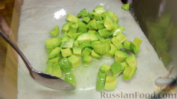 Лёгкий салат с огурцом, авокадо и моцареллой