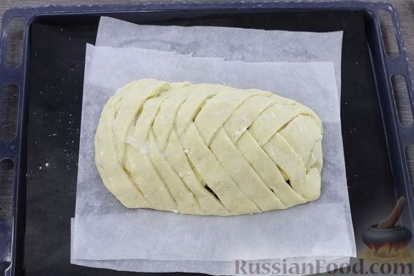 Творожная плетёнка с яблоками, изюмом и цедрой