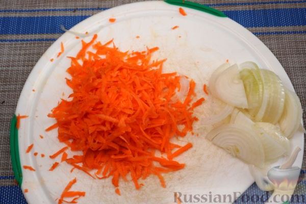 Кролик, тушенный со сметаной, чесноком и розмарином