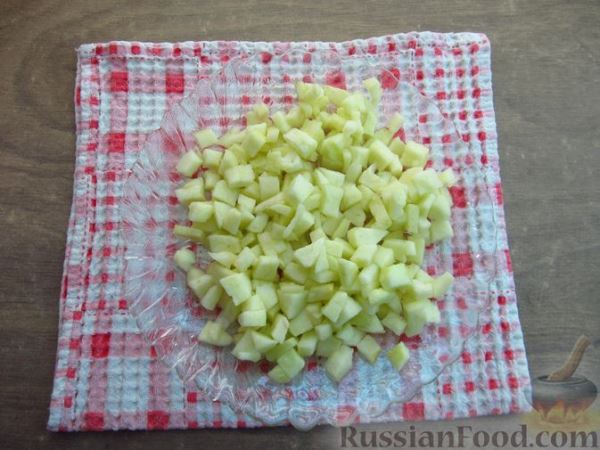 Салат со свёклой, картофелем, яблоком и черемшой