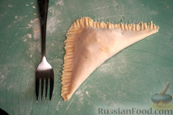 Слоёные пирожки с сосисками и сыром