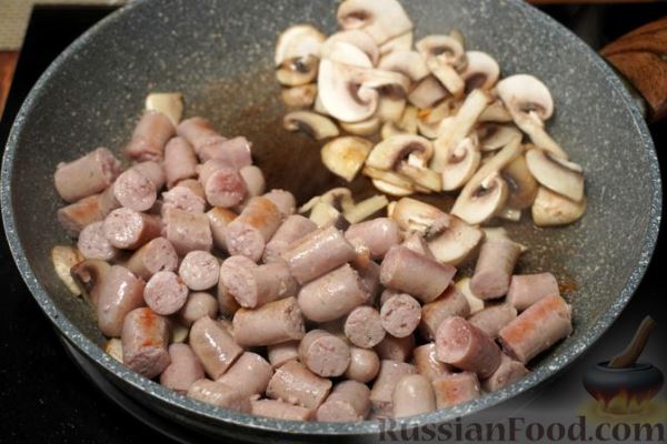 Солянка из капусты с колбасками и грибами