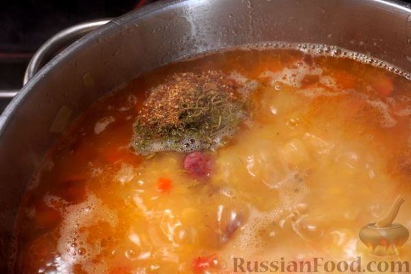 Гороховый суп с копчеными колбасками и сладким перцем