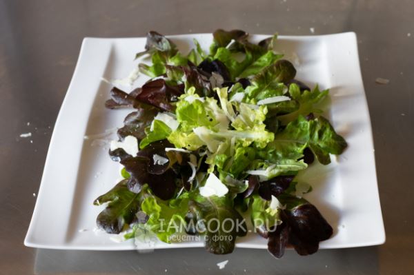 Салат с жареным беконом и листьями салата