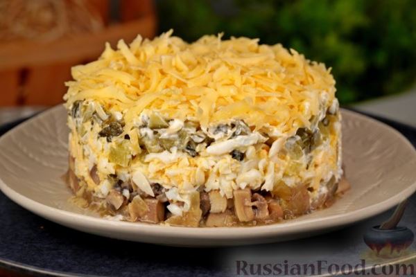 Слоёный салат с шампиньонами, маринованными огурцами и сыром