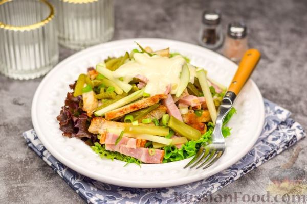 Мясной салат с маринованными огурцами и яблоками