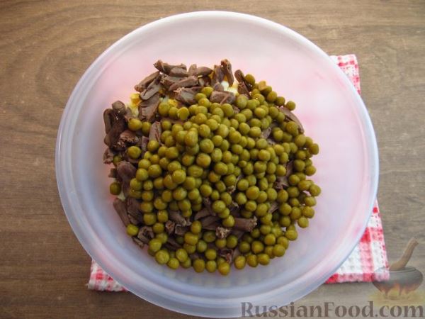 Салат с сердечками, огурцами, грибами и горошком