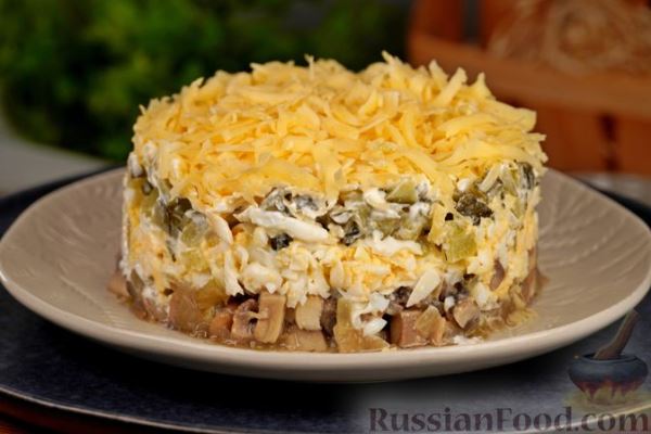 Слоёный салат с шампиньонами, маринованными огурцами и сыром